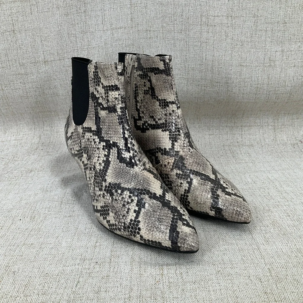 Clarks Kepley‎ Erin Ankle Boots Women 7M Grey Snake Synthetic Kitten Heel Boho